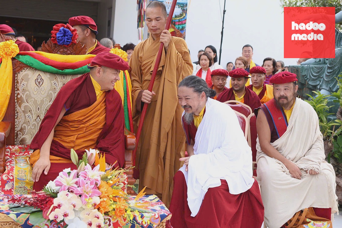 Nhiếp chính vương Thuksey Rinpoche chủ trì Đại đàn quán đỉnh Trí Tuệ Văn Thù Dược Sư tại Đại Bảo Tháp Mandala Tây Thiên, sáng 19/8. Ảnh: Drukpavietnam