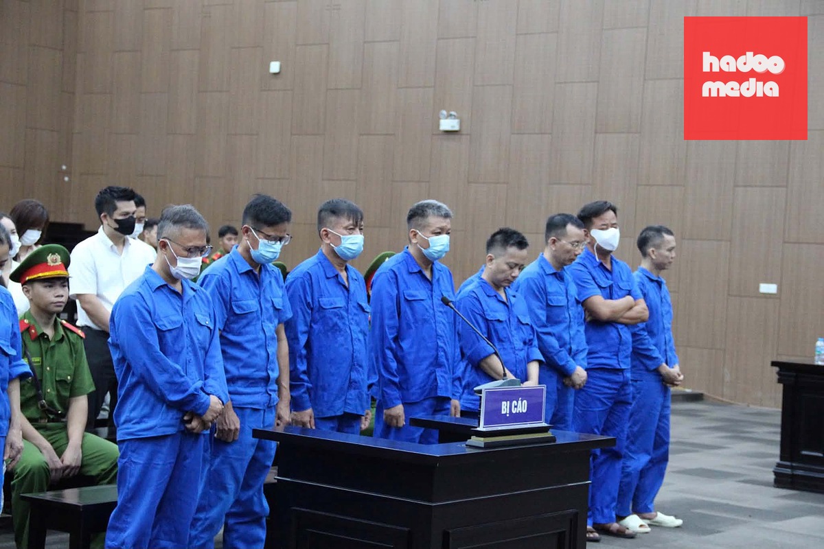 Cựu Thứ trưởng Nguyễn Bá Hoan (thứ 3 từ trái sang) cùng các bị cáo tại tòa - Ảnh: GIANG LONG