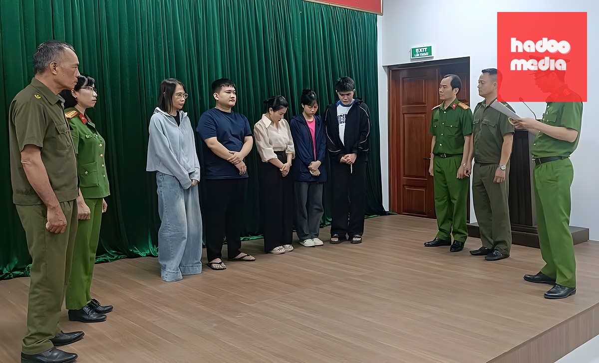 Công an tiến hành các biện pháp tố tụng với các bị can - Ảnh: Công an cung cấp