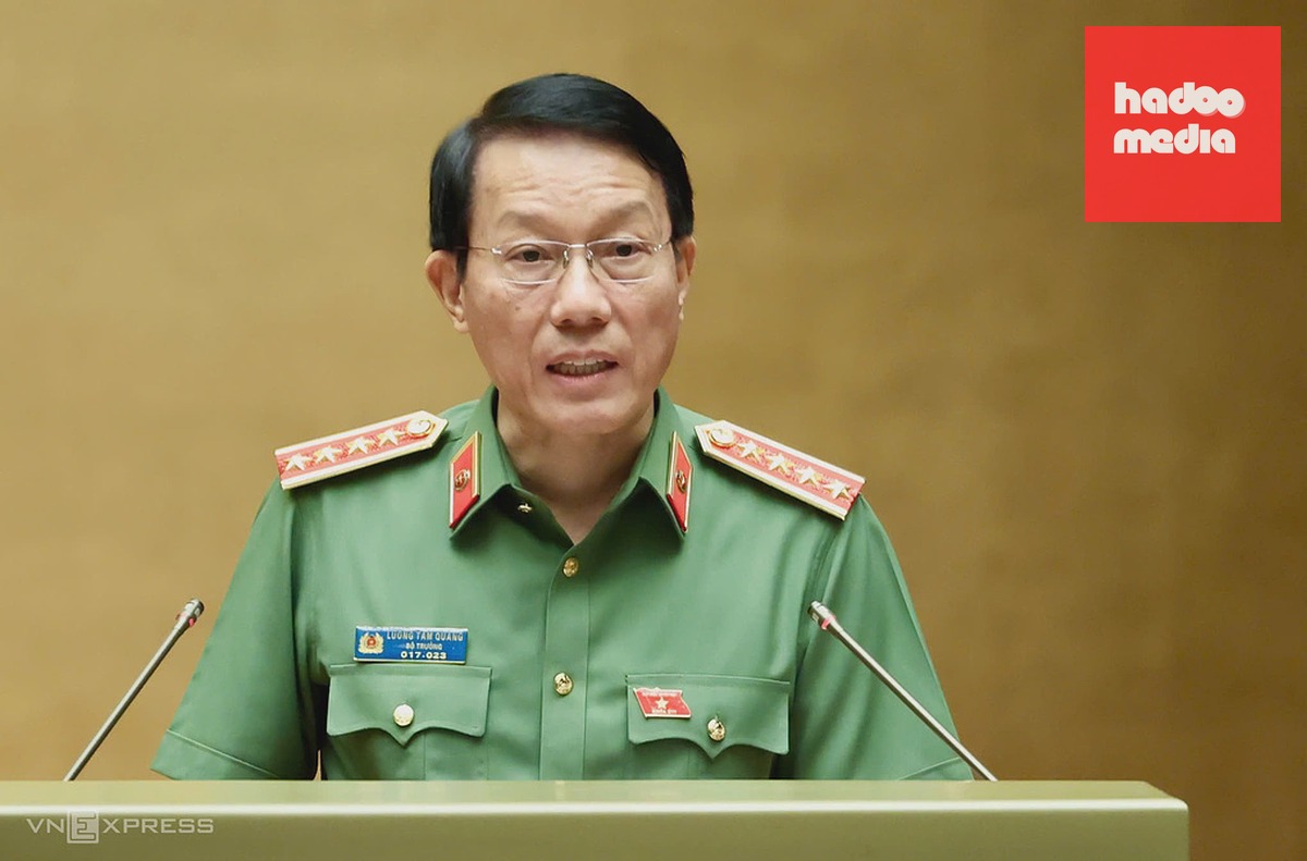 Bộ trưởng Công an Lương Tam Quang đọc tờ trình Quốc hội Dự án Bộ luật Hình sự (sửa đổi), sáng 20/8. Ảnh: Hoàng Phong