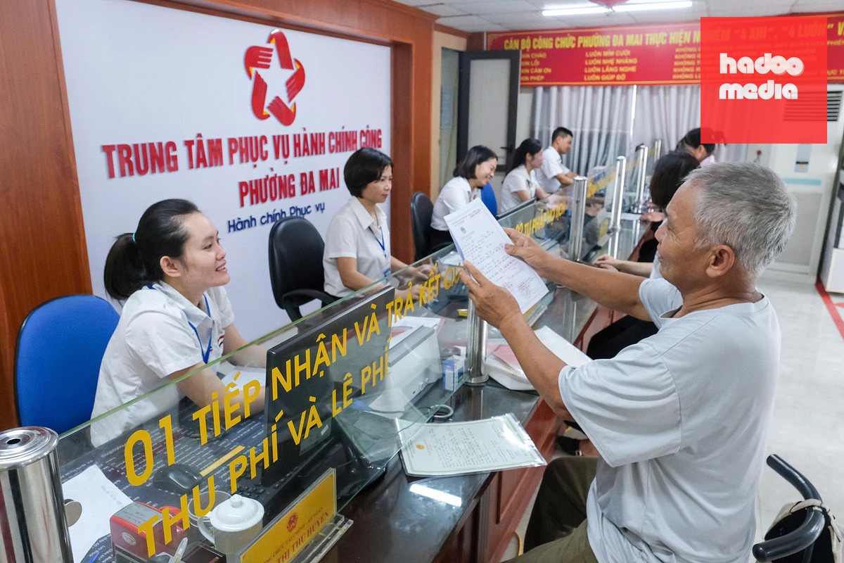 Cán bộ tại phường Đa Mai (Bắc Ninh) hỗ trợ người dân làm thủ tục hành chính - Ảnh: HÀ QUÂN