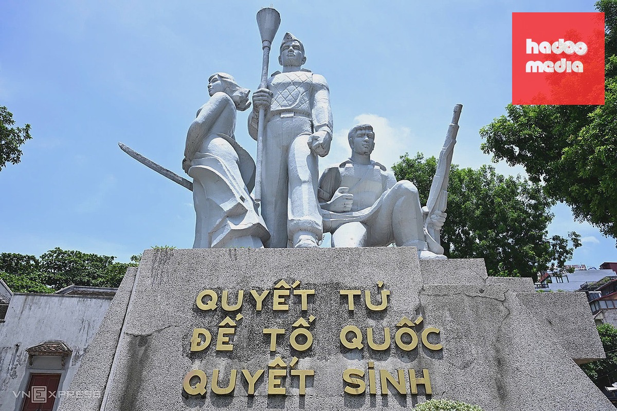 Tượng đài Quyết tử để Tổ quốc quyết sinh được khắc họa từ các chiến sĩ Thủ đô. Ảnh: Giang Huy