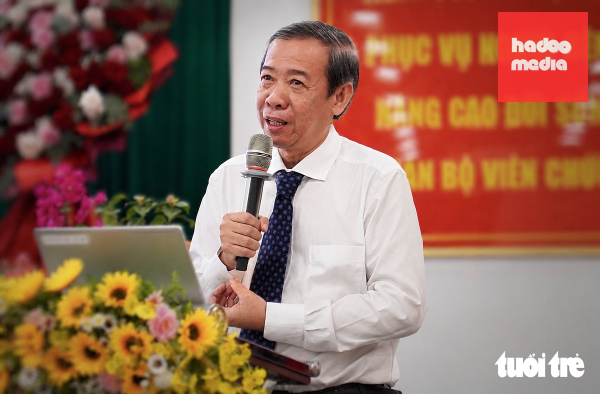 TS.BS Nguyễn Văn Vĩnh Châu - Chủ tịch Hội Truyền nhiễm TP.HCM, Phó chủ tịch Hội Truyền nhiễm Việt Nam - báo cáo tại hội nghị - Ảnh: XUÂN MAI