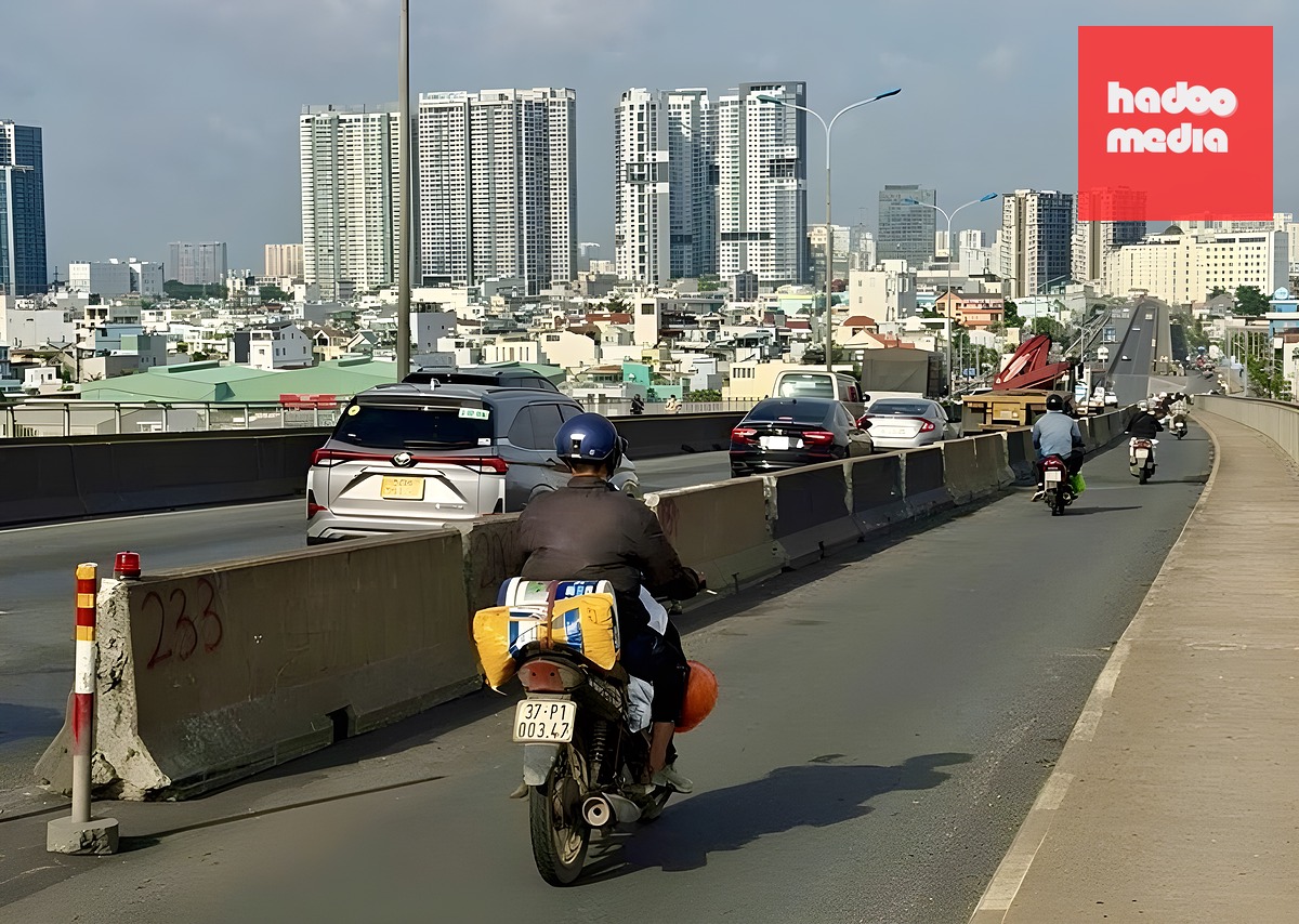 TP HCM gắn lại dải phân cách bêtông trên cầu Phú Mỹ để tăng an toàn giao thông