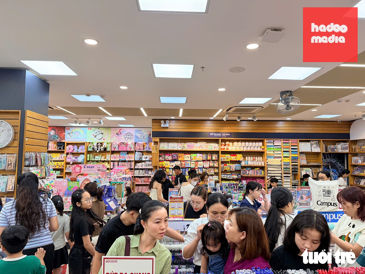 Phụ huynh mua sách tại Fahasa Đà Nẵng - Ảnh: CHÂU SA