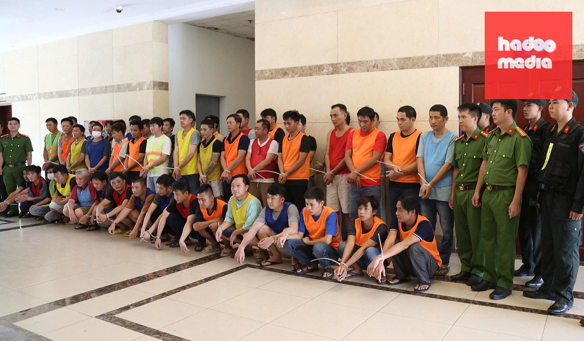 40 người liên quan đường dây cờ bạc giao dịch gần 560 tỉ đồng bị bắt - Ảnh: Công an TP.HCM
