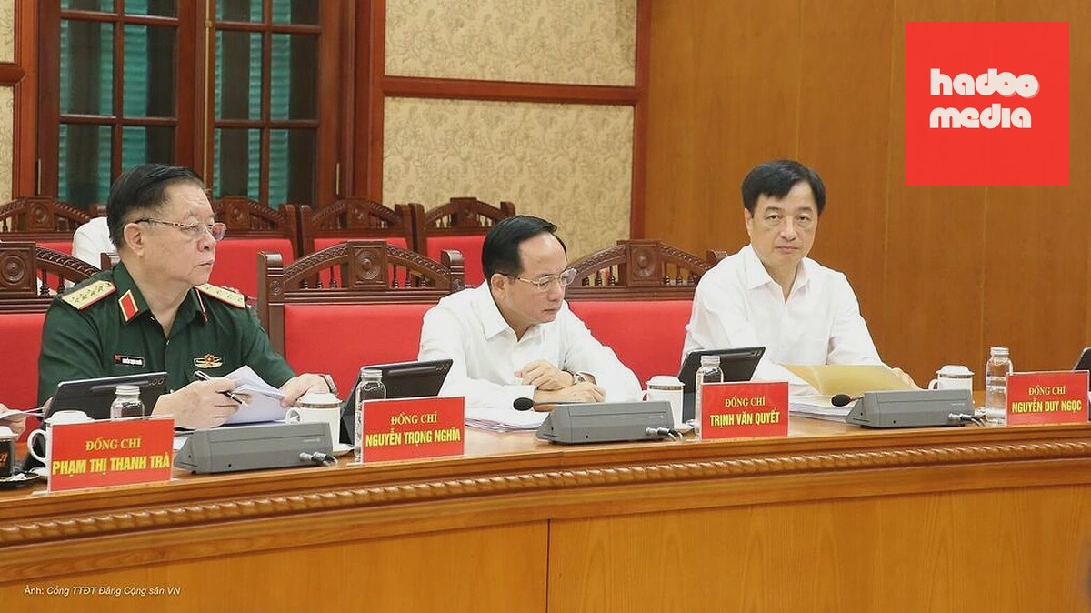 Từ trái: Chủ nhiệm Tổng cục Chính trị QĐND Việt Nam Nguyễn Trọng Nghĩa; Trưởng ban Tuyên giáo Trung ương Trịnh Văn Quyết; Trưởng ban Tổ chức Trung ương Nguyễn Duy Ngọc. Ảnh: Cổng thông tin Đảng Cộng sản VN
