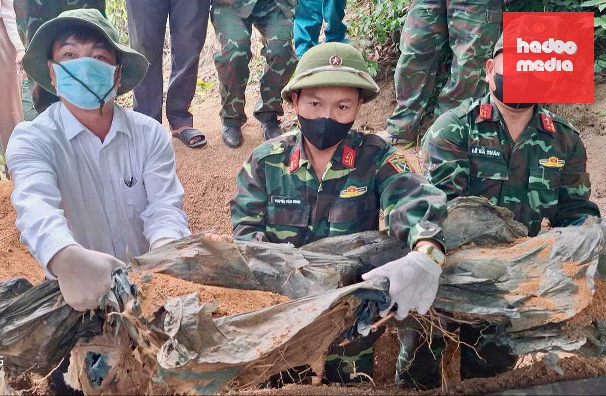Từ thông tin người dân cung cấp, lực lượng chức năng đã quy tập hài cốt liệt sĩ - Ảnh: QUỐC KHÁNH