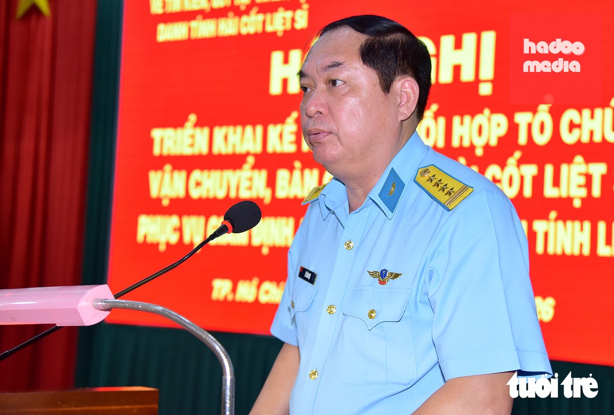 Đại tá Lê Văn Hợi, Chính ủy Sư đoàn 370, Quân chủng Phòng không - Không quân, phát biểu tại hội nghị - Ảnh: TRÍ ĐỨC