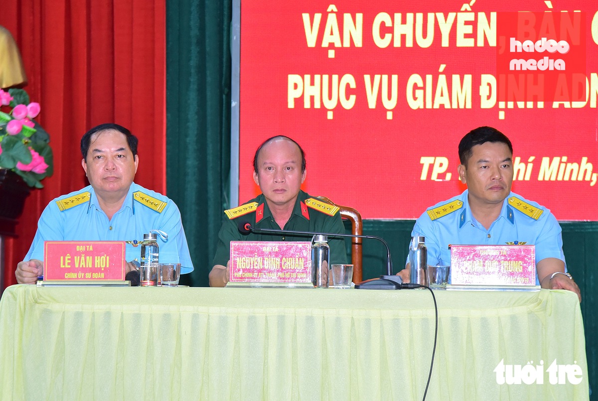 Thượng tá Phạm Đức Trung, Phó lữ đoàn trưởng Lữ đoàn 918, Quân chủng Phòng không - Không quân (bìa phải) - người trực tiếp điều hành chuyến bay - cho biết hiện nay mọi khâu chuẩn bị đã sẵn sàng - Ảnh: TRÍ ĐỨC