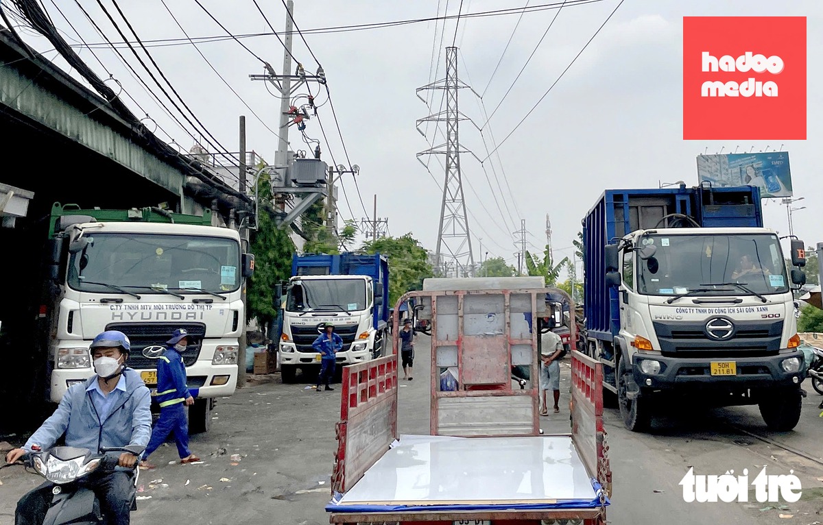 Người dân thường xuyên phản ánh tình trạng ô nhiễm tại trạm trung chuyển rác Hiệp Bình Chánh ở phường Hiệp Bình (TP.HCM) - Ảnh: CHÂU TUẤN
