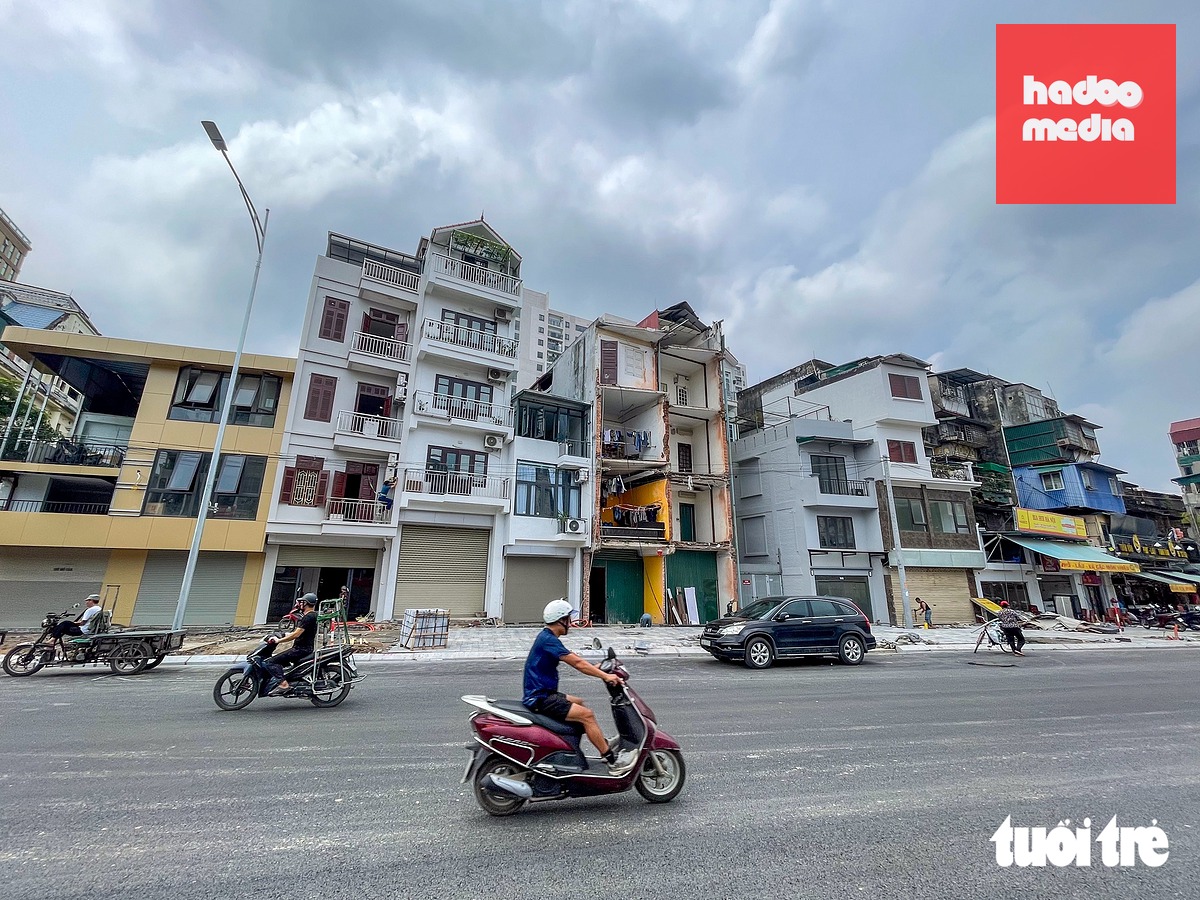 Những ngôi nhà trên tuyến đường La Thành thuộc dự án vành đai 1 (đoạn Hoàng Cầu - Voi Phục) đang dần có diện mạo mới - Ảnh: PHÚC TÀI