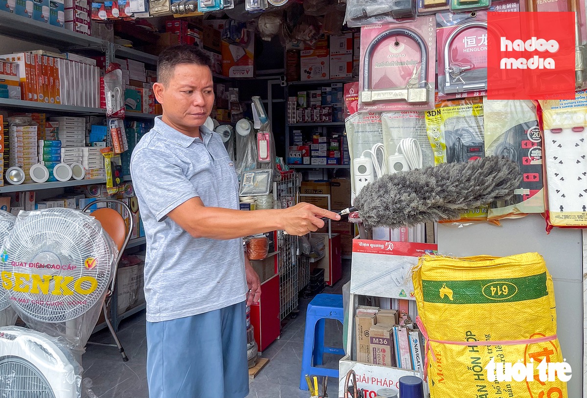 Mặc dù tuyến đường chưa hoàn thành, nhưng anh Đạo vẫn thuê nhà trên đường La Thành để kinh doanh. Theo anh, sau khi tuyến đường hoàn thành, đây sẽ là nơi có mặt phố đẹp, đường rộng - Ảnh: PHÚC TÀI