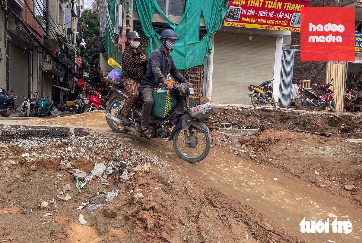 Trong thời gian thi công, việc đi lại của người dân luôn gặp khó khăn - Ảnh: PHÚC TÀI