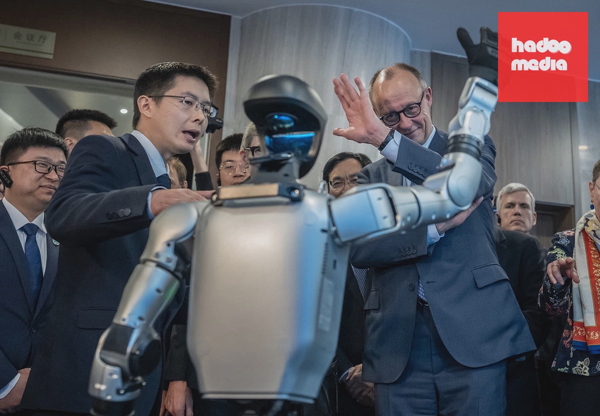 Chủ tịch kiêm CEO Unitree Wang Xingxing (trái) giới thiệu sản phẩm với Thủ tướng Đức Friedrich Merz khi đến thăm công ty tại Chiết Giang ngày 26/2. Ảnh: AFP