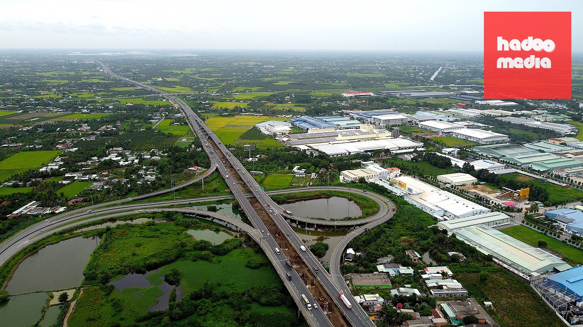 Nút giao Tân An thuộc cao tốc TP.HCM - Trung Lương, nơi chủ đầu tư đang nghiên cứu phương án kết nối và hướng tuyến nối dự án Tân An - Bình Hiệp ở phía trên, bên phải ảnh - Ảnh: SƠN LÂM