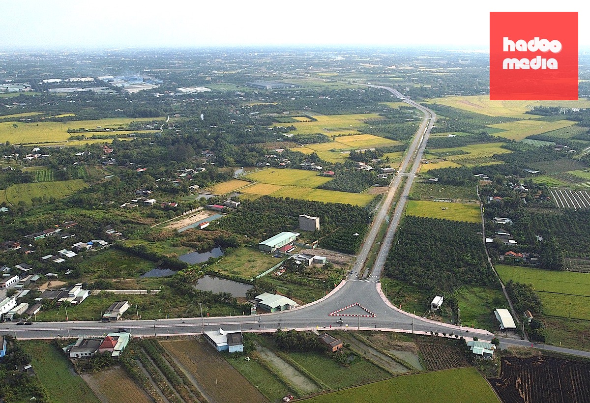 Điểm đầu dự án đường Tân An - Bình Hiệp kết nối vào đường Vành đai TP.Tân An, chủ đầu tư đang nghiên cứu hướng tuyến kết nối từ điểm này kết nối với cao tốc TP.HCM - Trung Lương hướng về phía trên, bên trái màn hình - Ảnh: SƠN LÂM