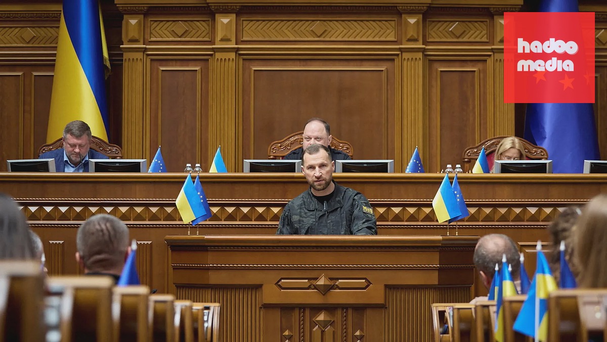 Nový ministr obrany Jevhen Chmara mluví k ukrajinským zákonodárcům v parlamentu (19. srpna 2026)