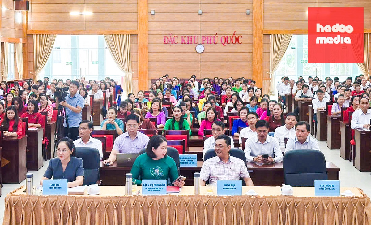 UBND đặc khu Phú Quốc tổ chức hội nghị công bố các quyết định về công tác cán bộ, kiện toàn, bổ nhiệm ban giám hiệu các cơ sở giáo dục trên đảo - Ảnh: UBND đặc khu Phú Quốc cung cấp