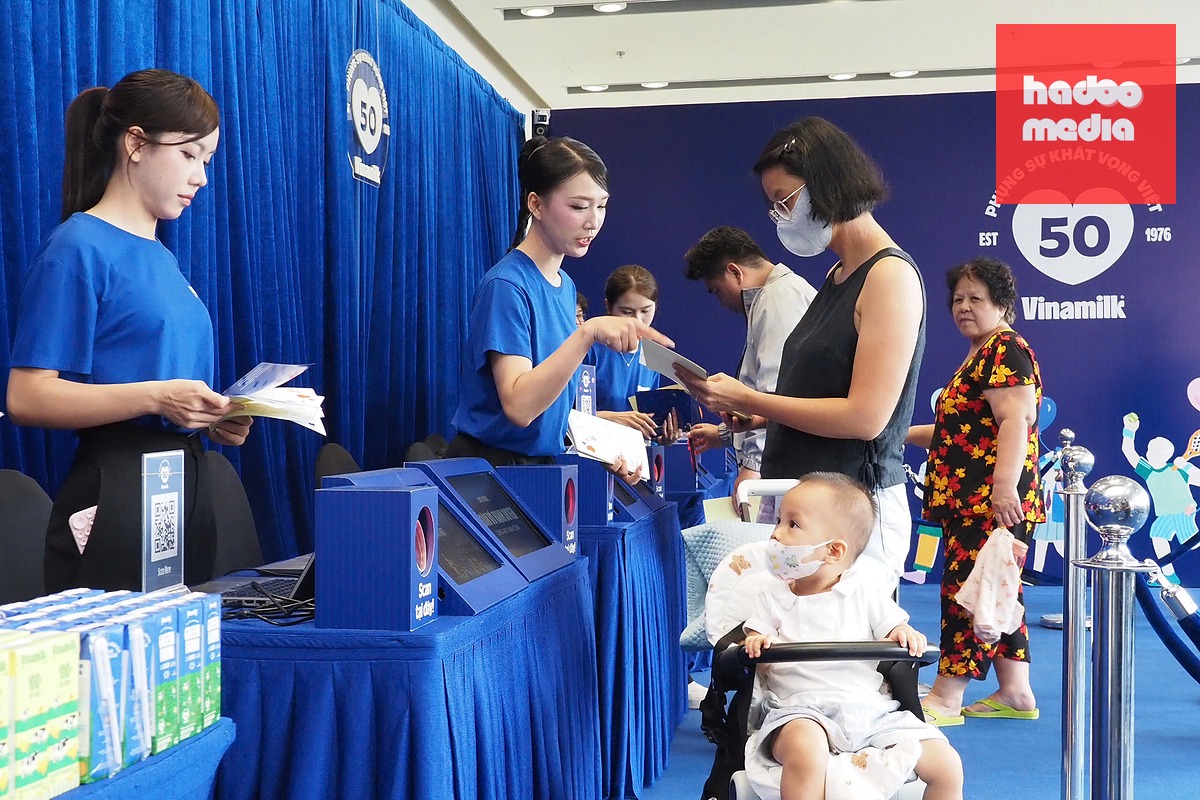 Người tiêu dùng tham gia sự kiện triển lãm “50 năm phụng sự khát vọng Việt” của Vinamilk tại Trung tâm Hội chợ và Triển lãm Sài Gòn (SECC), TP.HCM, trong hai ngày 19 và 20-8 - Ảnh: H.H