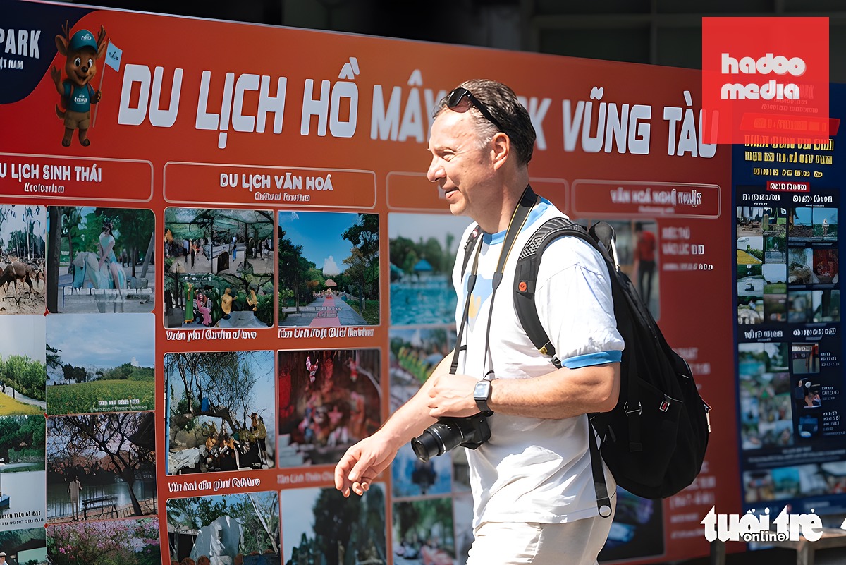 Lực lượng Thanh niên xung phong thành phố có nhiệm vụ giữ gìn trật tự, an toàn xã hội, an toàn cho du khách - Ảnh: HỮU HẠNH