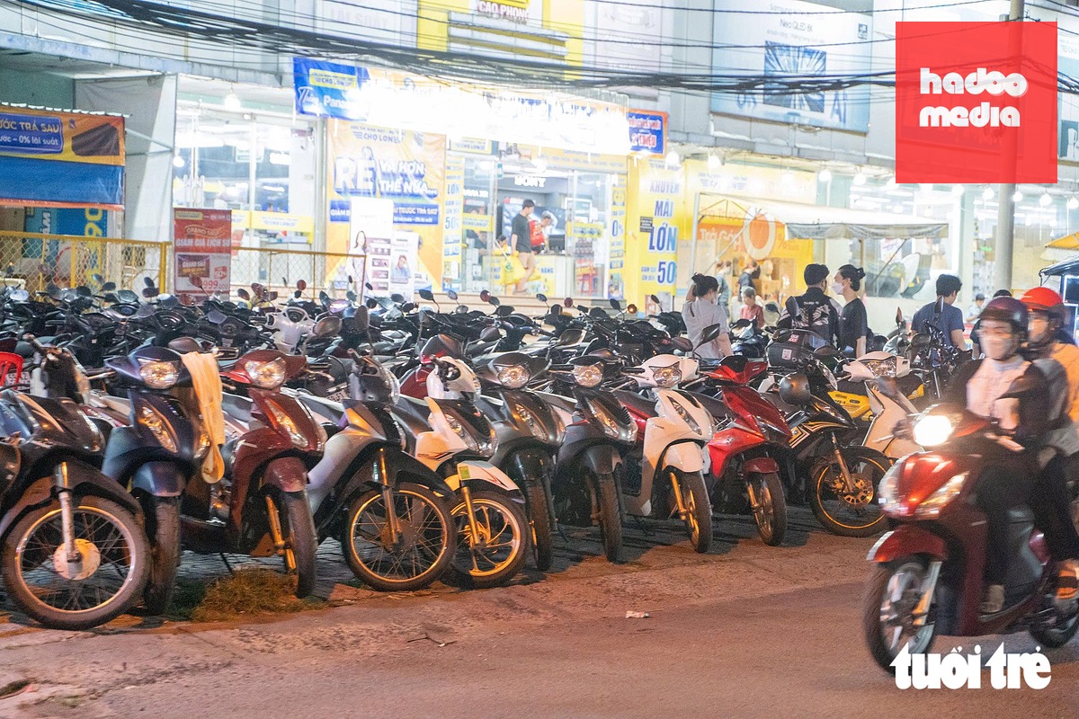 Vỉa hè đường Cách Mạng Tháng Tám trở thành nơi giữ xe của các hàng quán - Ảnh: HỮU DUY
