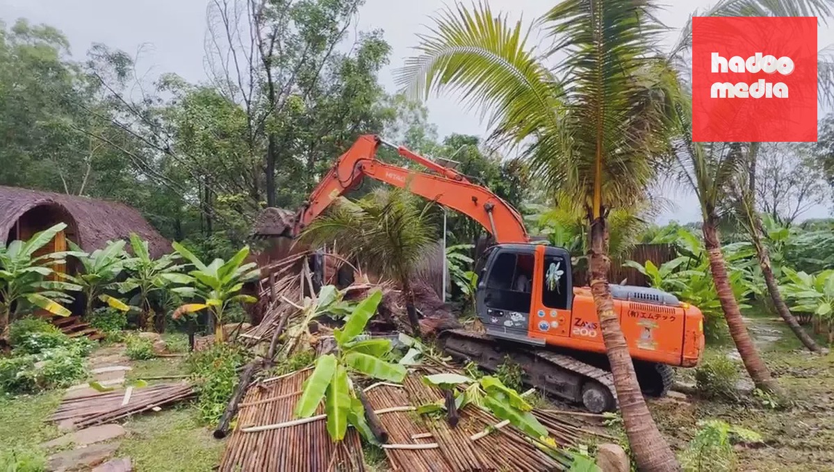 Máy xúc tháo dỡ tại khu du lịch The Peak, bị xác định có nhiều sai phạm trong đó có hành vi lấn chiếm đất rừng phòng hộ, tháng 6/2026. Ảnh: Hoàng Dung