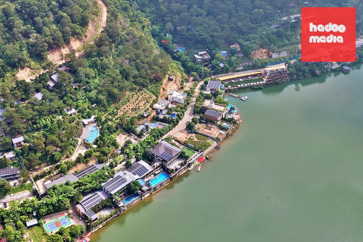 Nhiều homestay, quán cà phê xây dựng sát mặt nước hồ Đồng Đò - Ảnh: N.T.