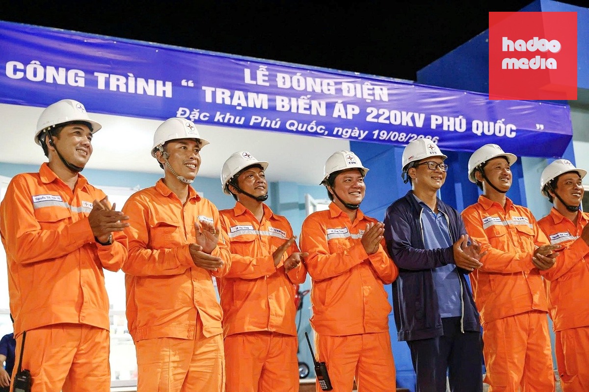 Cán bộ, nhân viên EVNSPC vui mừng khi Trạm biến áp 220kV Phú Quốc đóng điện thành công - Ảnh: EVNSPC cung cấp