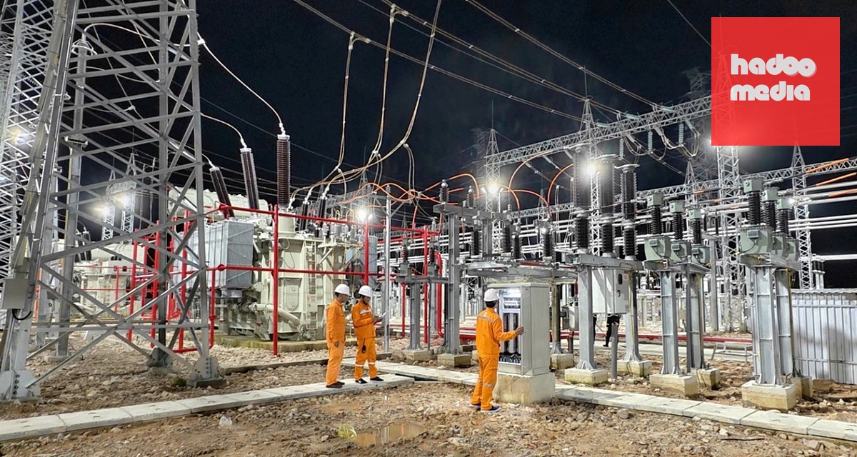 Nhân viên EVNSPC kiểm tra thông số các thiết bị trước khi đóng điện - Ảnh: EVNSPC cung cấp