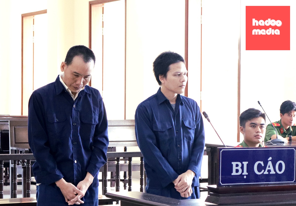 Hai bị cáo Đại và Thẳng tại tòa ngày 21-8 - Ảnh: NHẪN NAM