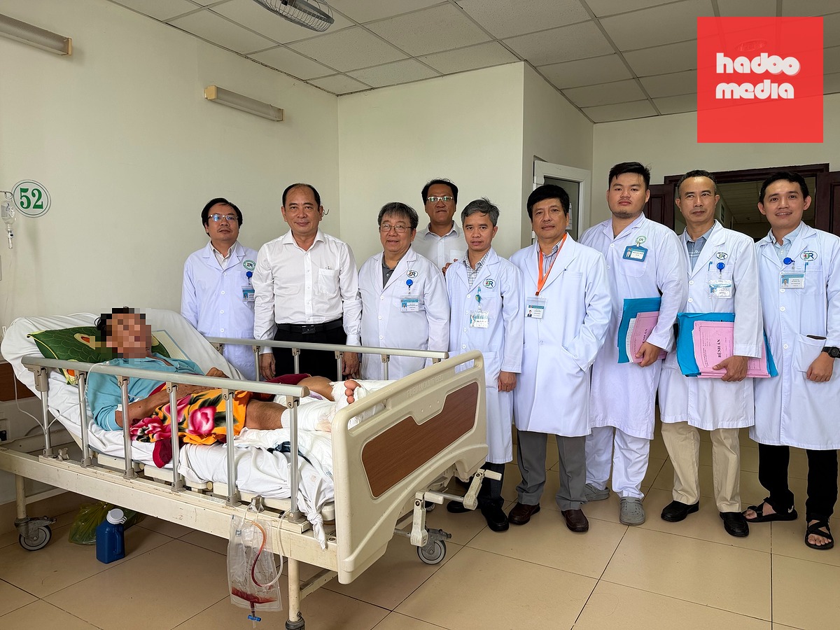 PGS.TS.BS Tăng Chí Thượng - Giám đốc Sở Y tế - thăm, động viên người bệnh và khoa chấn thương chỉnh hình - Bệnh viện Bà Rịa, sáng 21-8 - Ảnh: Sở Y tế TP.HCM