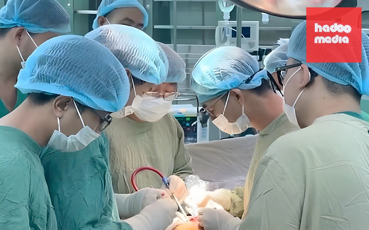 Giám đốc Sở Y tế TP.HCM đến Bệnh viện Bà Rịa biểu dương ê-kíp nối đôi chân gần đứt lìa - Ảnh 2.