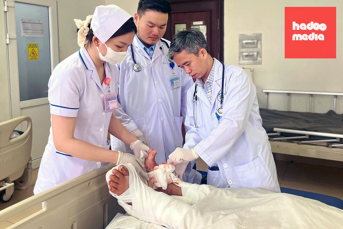 Sau phẫu thuật tình trạng của bệnh nhân đã có tiến triển tốt, ghi nhận hai bàn chân hồng ấm, cử động và cảm giác tốt - Ảnh: A.B.