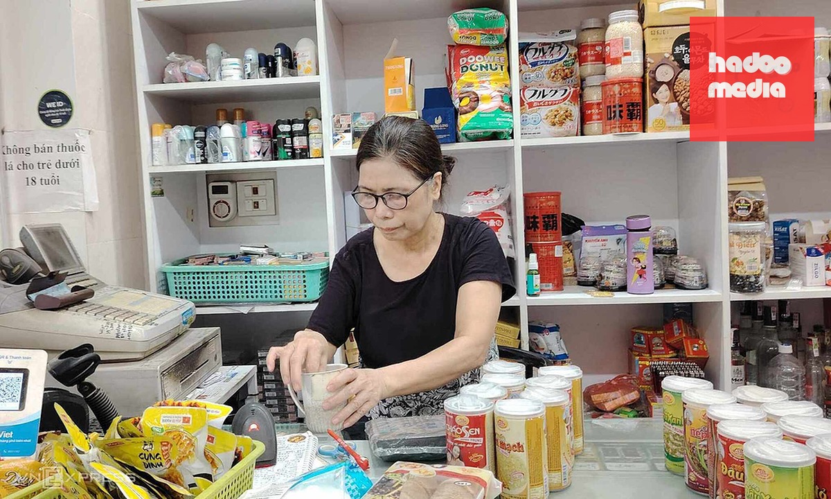 Chủ một tiệm tạp hóa trên đường Trần Cung, Bắc Từ Liêm, Hà Nội, ngày 4/6/2025. Ảnh: Thủy Trương