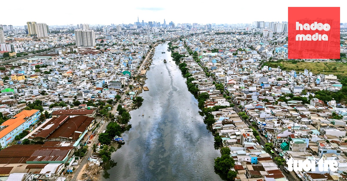 Toàn cảnh kênh Đôi. Bên trái là bờ Bắc đang giải phóng mặt bằng, bên phải là bờ Nam nhà cửa còn chi chít - Ảnh: THUẬN VĂN