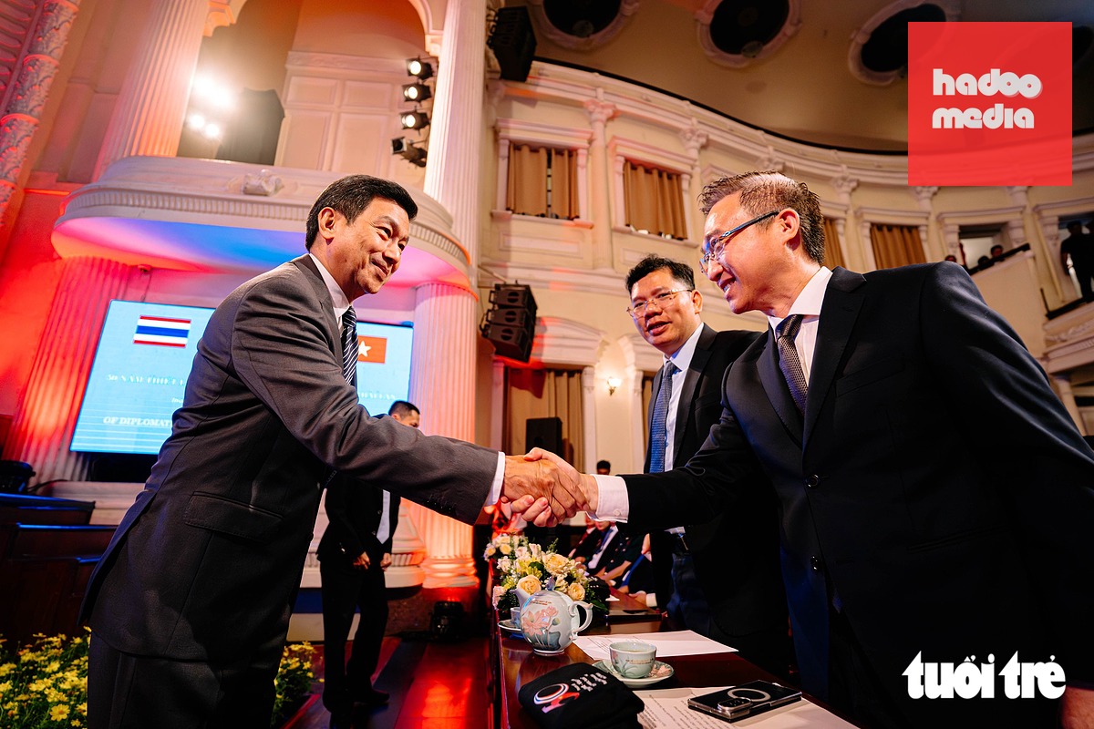 Phó bí thư Thành uỷ TP.HCM  Đặng Minh Thông (bìa phải) bắt tay hữu nghị cùng ông Parnpree Bahidda-Nukara - nguyên phó thủ tướng kiêm ngoại trưởng Thái Lan, chủ tịch Hội đồng cố vấn cho phó thủ tướng kiêm ngoại trưởng đương nhiệm, tại buổi lễ sáng 21-8 - Ảnh: THANH HIỆP