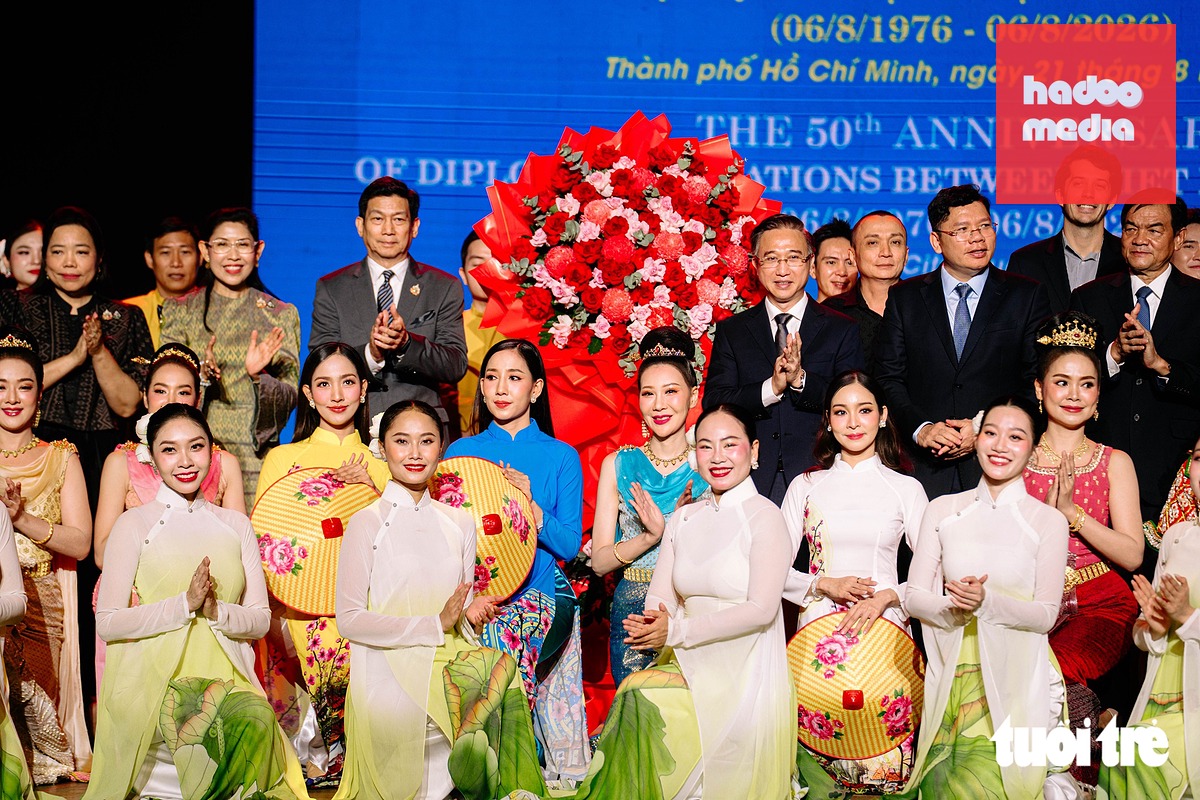 Các đại biểu Việt Nam - Thái Lan cùng chụp ảnh lưu niệm tại buổi lễ - Ảnh: THANH HIỆP