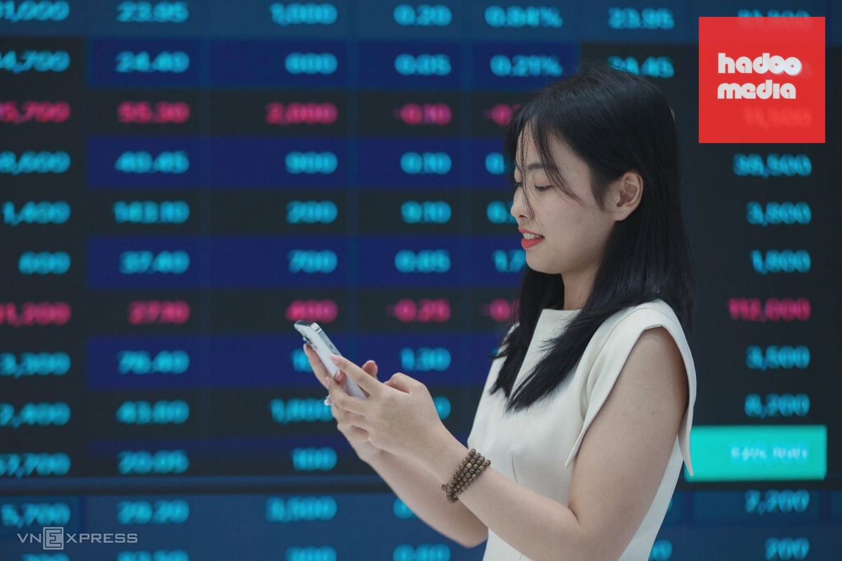 Nhà đầu tư đang theo dõi thị trường tại một công ty chứng khoán ở TP HCM. Ảnh: Quỳnh Trần