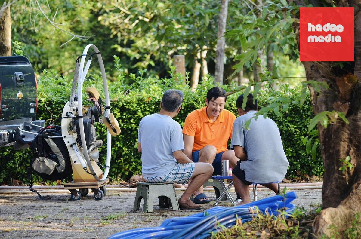 Trong một số chuyến đi, luật sư Lâm Quang Quý (giữa) thường cùng bạn bè, đồng nghiệp pha cà phê thưởng thức - Ảnh: NVCC