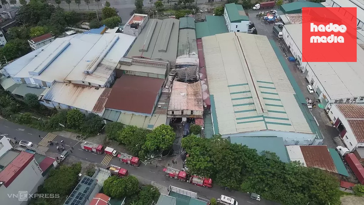 Dãy xưởng mộc ở phường Chương Mỹ bị sập một phần sau vụ cháy khiến ba người chết. Ảnh: Huy Mạnh