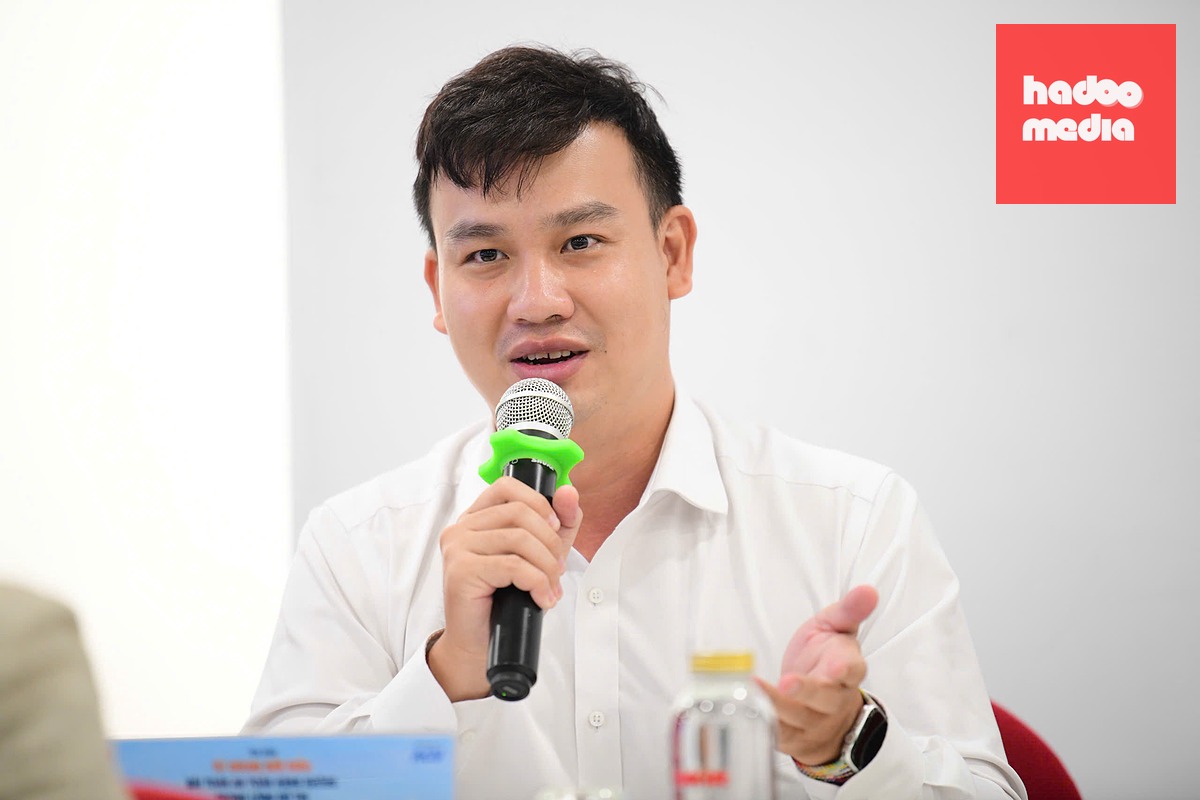 Ông Võ Khắc Hoàng Danh, người chơi drone, chia sẻ tại tọa đàm - Ảnh: QUANG ĐỊNH