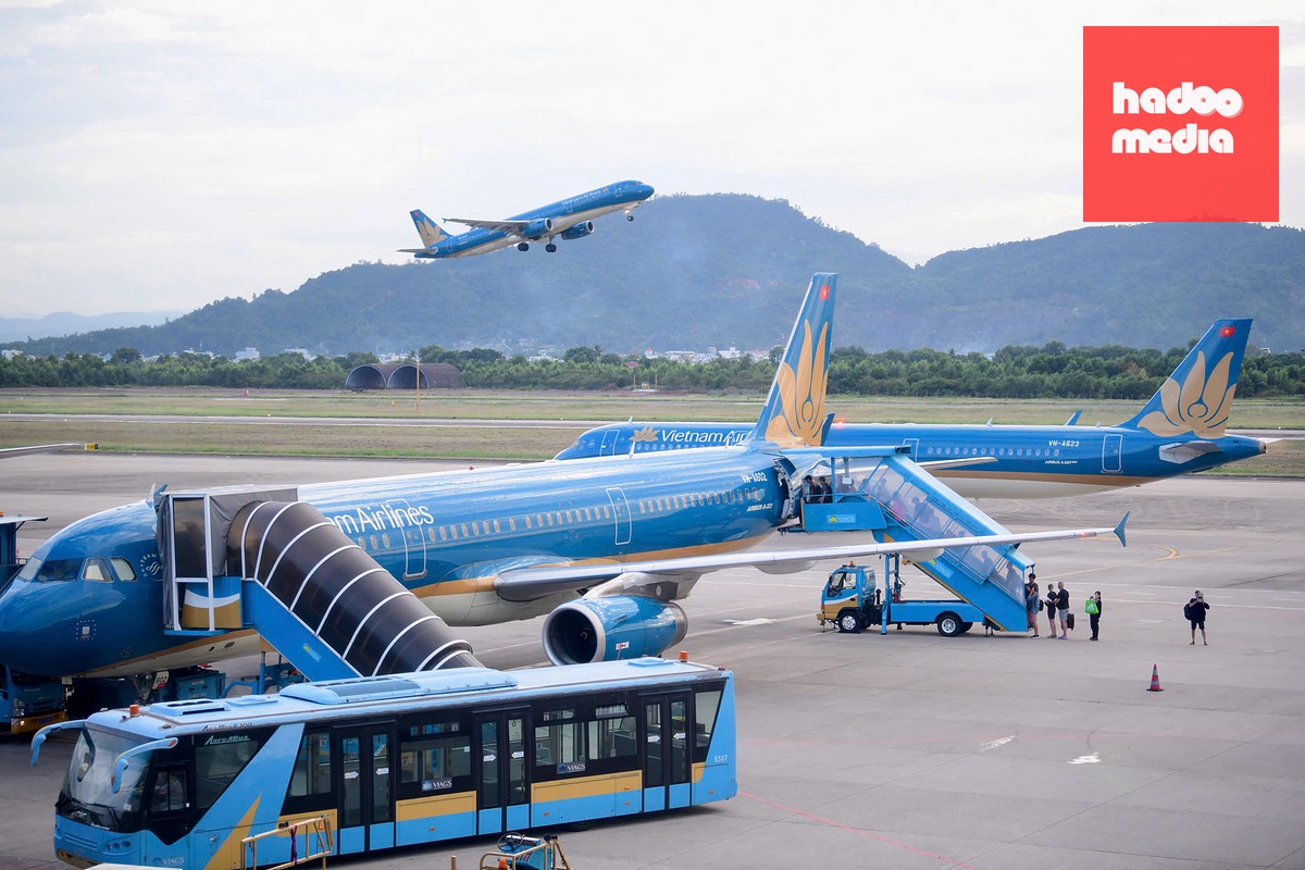 Hành khách tại sân bay Đà Nẵng - Ảnh: QUANG ĐỊNH