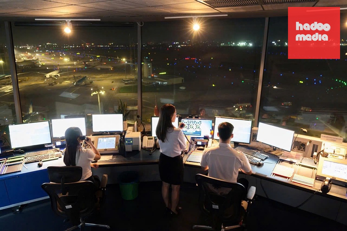 Kíp trực đài kiểm soát không lưu Tân Sơn Nhất. Ảnh: VATM