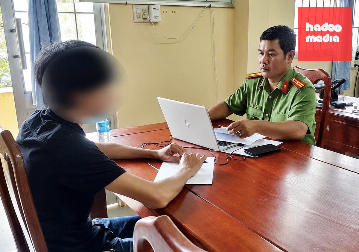 Công an xã Hàm Giang làm việc với K. - Ảnh: CA