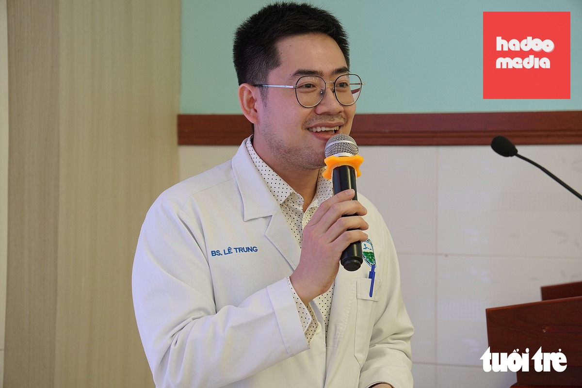Bác sĩ Dương Lê Trung - khoa lâm sàng 3 Bệnh viện Da liễu TP.HCM - cảnh báo bệnh lây truyền qua đường tình dục trẻ hóa và tăng nhanh - Ảnh: XUÂN MAI