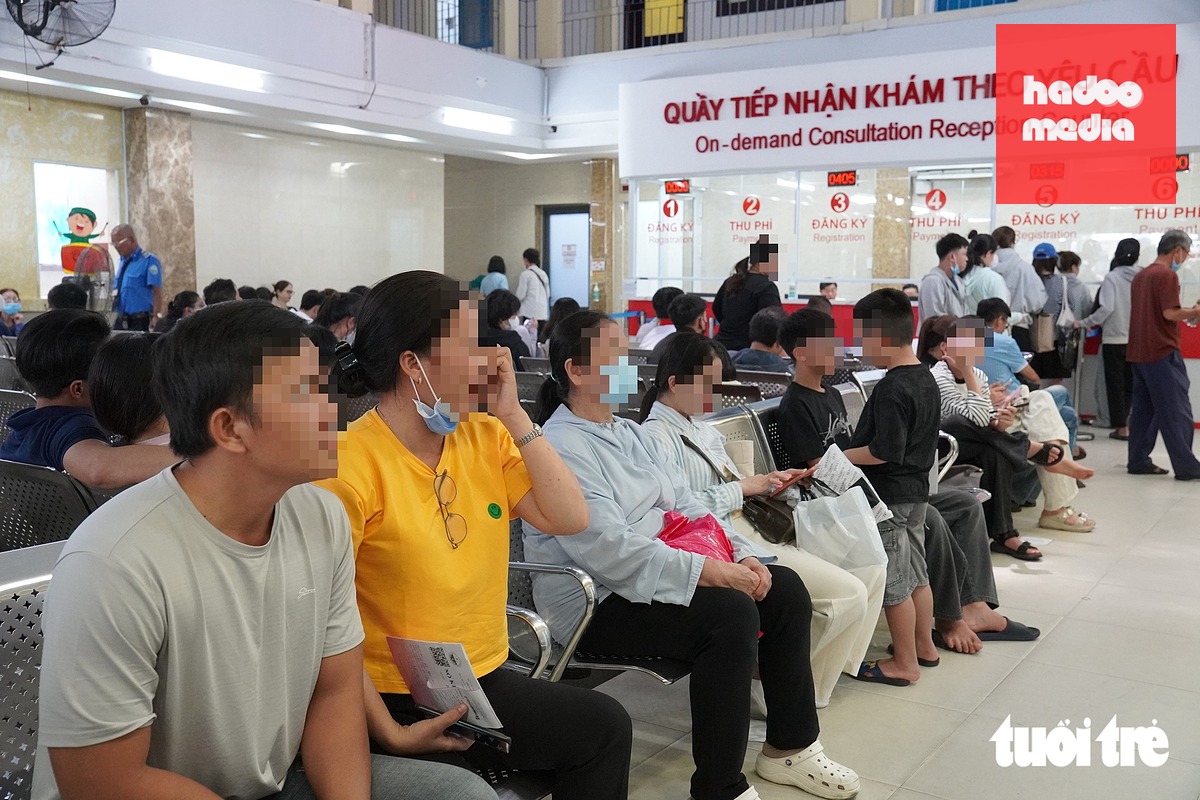 Người dân chờ khám tại Bệnh viện Da liễu (TP.HCM) - Ảnh: XUÂN MAI