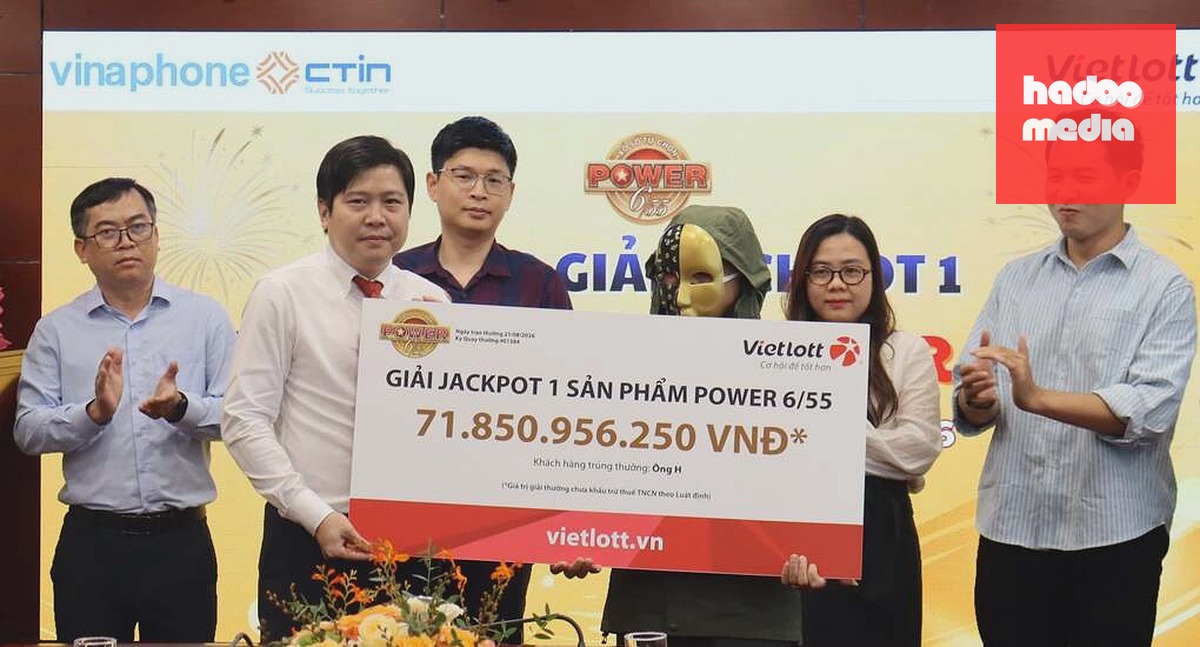 Ông H. giấu tên và đeo mặt nạ khi nhận thưởng ngày 21/8. Ảnh: Vietlott