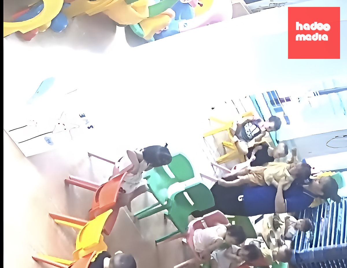 Hình ảnh được cho là cô giáo bế bé gái 22 tháng tuổi vào góc khuất để đánh - Ảnh chụp màn hình