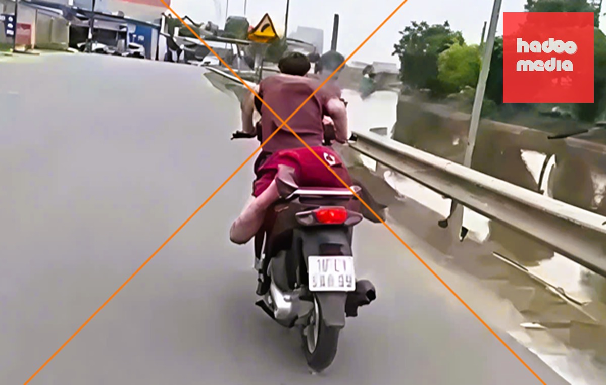 Hình ảnh nam thanh niên nằm trên yên xe máy "làm xiếc" trên đường - Ảnh: Công an Ninh Bình
